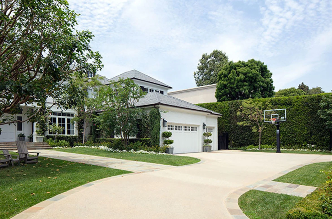 Así es la mansión que vende LeBron James. Como no podía ser de otra manera, la casa incluye una canasta de baloncesto en el patio delantero, así como un bonito y cuidado jardín.