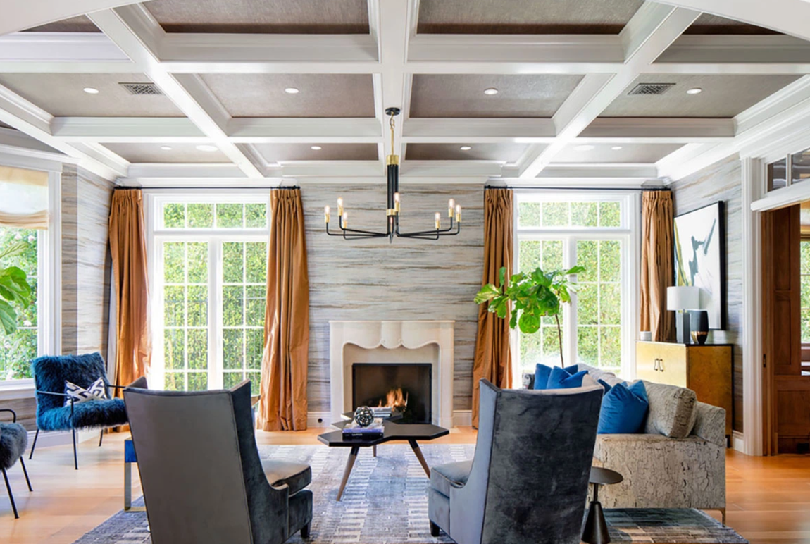 Así es la mansión que vende LeBron James. La entrada de doble altura, que destaca por sus paredes mostaza y su gran alfombra, da paso a una amplia sala de estar que cuenta con una chimenea de mampostería y está decorada con llamativos colores.