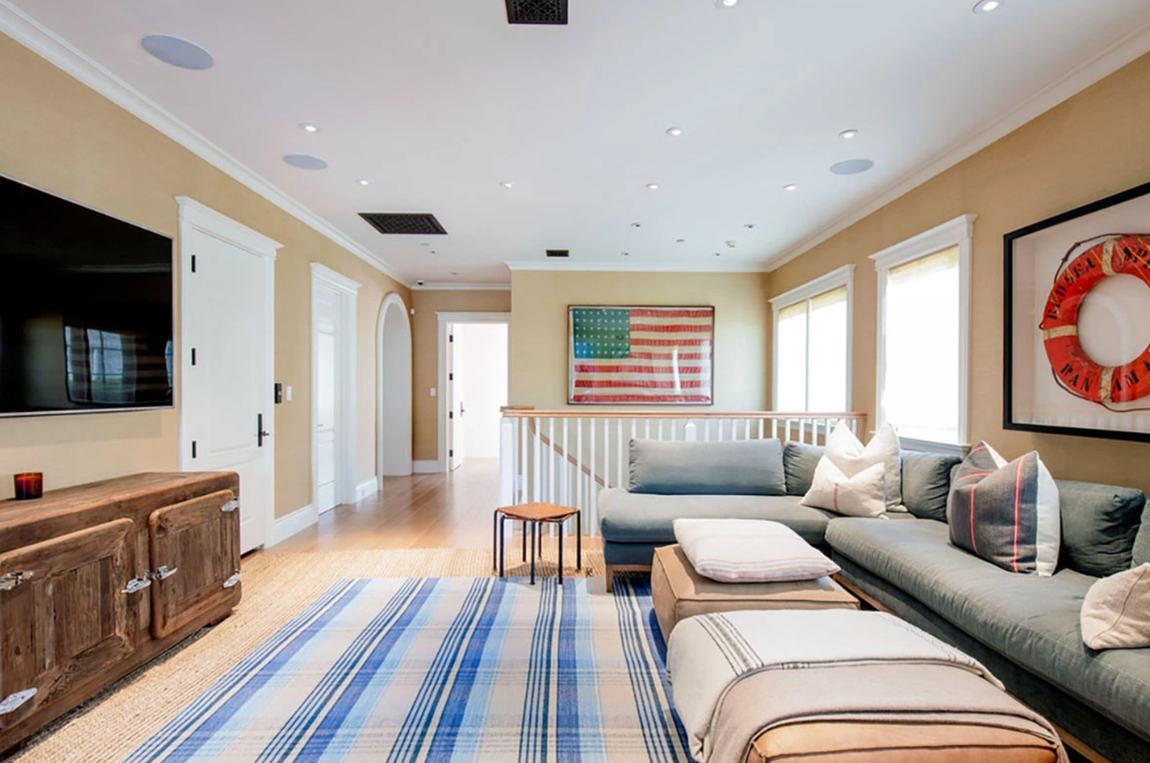 Así es la mansión que vende LeBron James. Además de diferentes salas de estar y un gran comedor, hay también un gimnasio, una sala multimedia, garaje y hasta un ascensor.