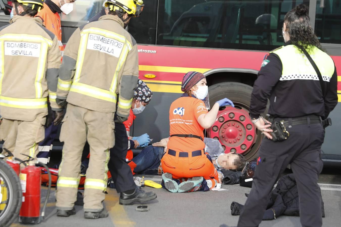 Accidente en Sevilla: Heridos graves un motorista y su acompañante tras colisionar contra un coche en el Paseo de las Delicias