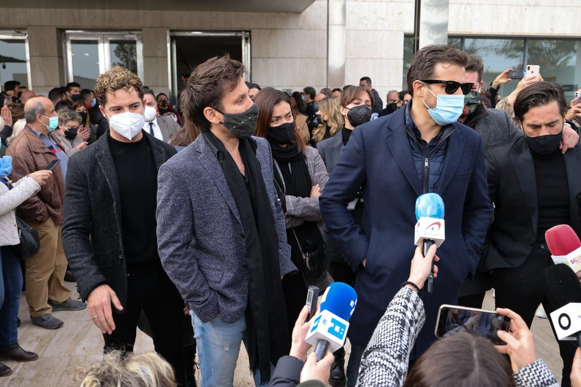 El hermano de Álex atiende a la prensa. 