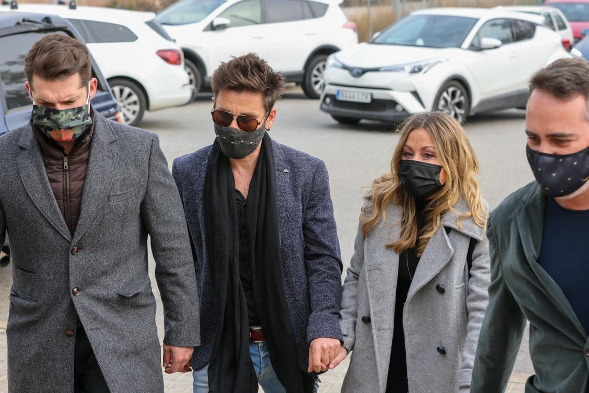 Sus compañeros de 'Operación Triunfo' Manuel Tenorio, Javián y Verónica, en su llegada al tanatorio. 