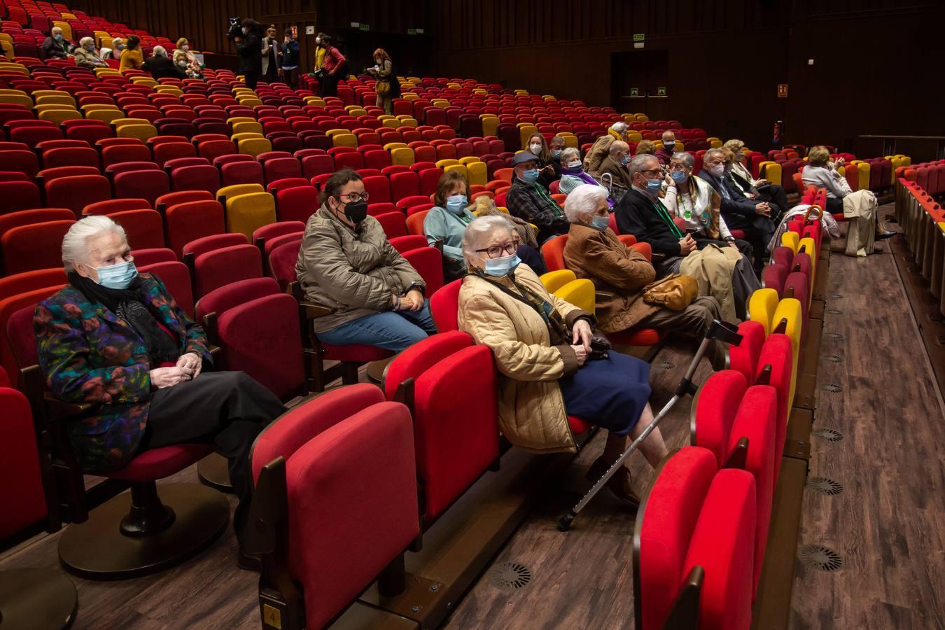 Los mayores regresan al teatro para disfrutar del humor de Los Compadres