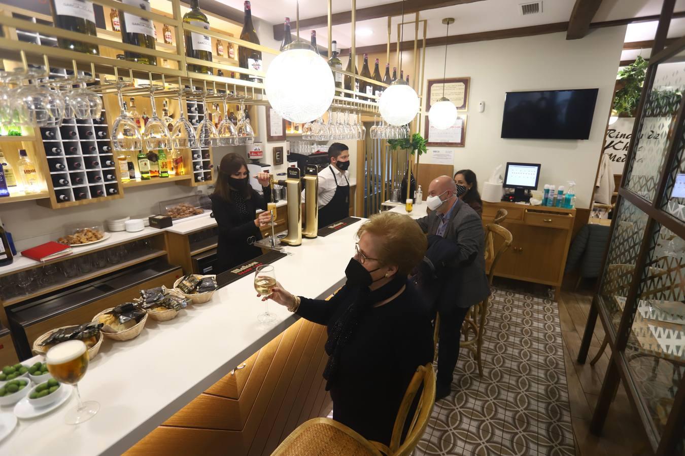El día de la vuelta de las barras y nuevos horarios a los bares de Córdoba, en imágenes