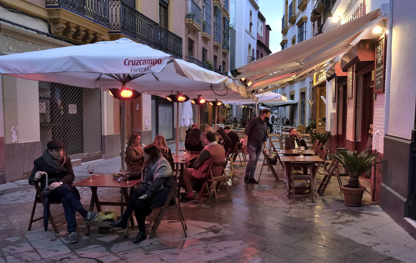 En imágenes: bares y comercios de Sevilla disfrutan de los nuevos horarios