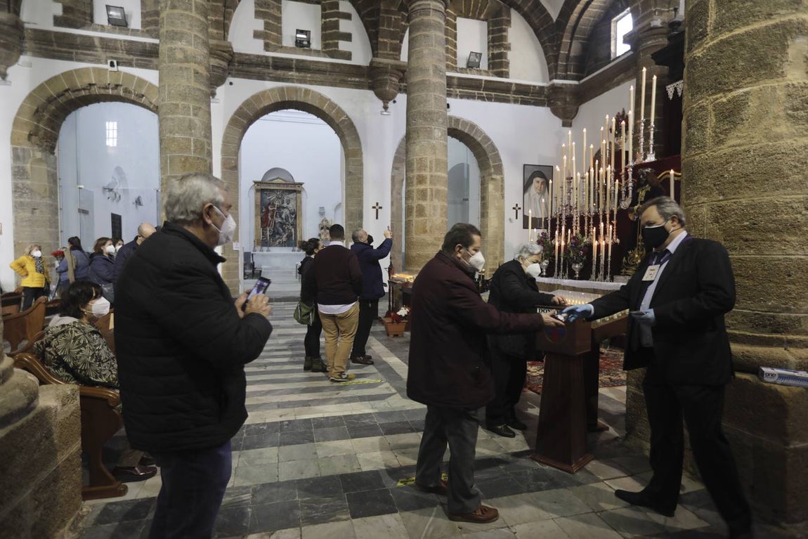 FOTOS: Veneración ante la imagen de Jesús de Medinaceli en Cádiz
