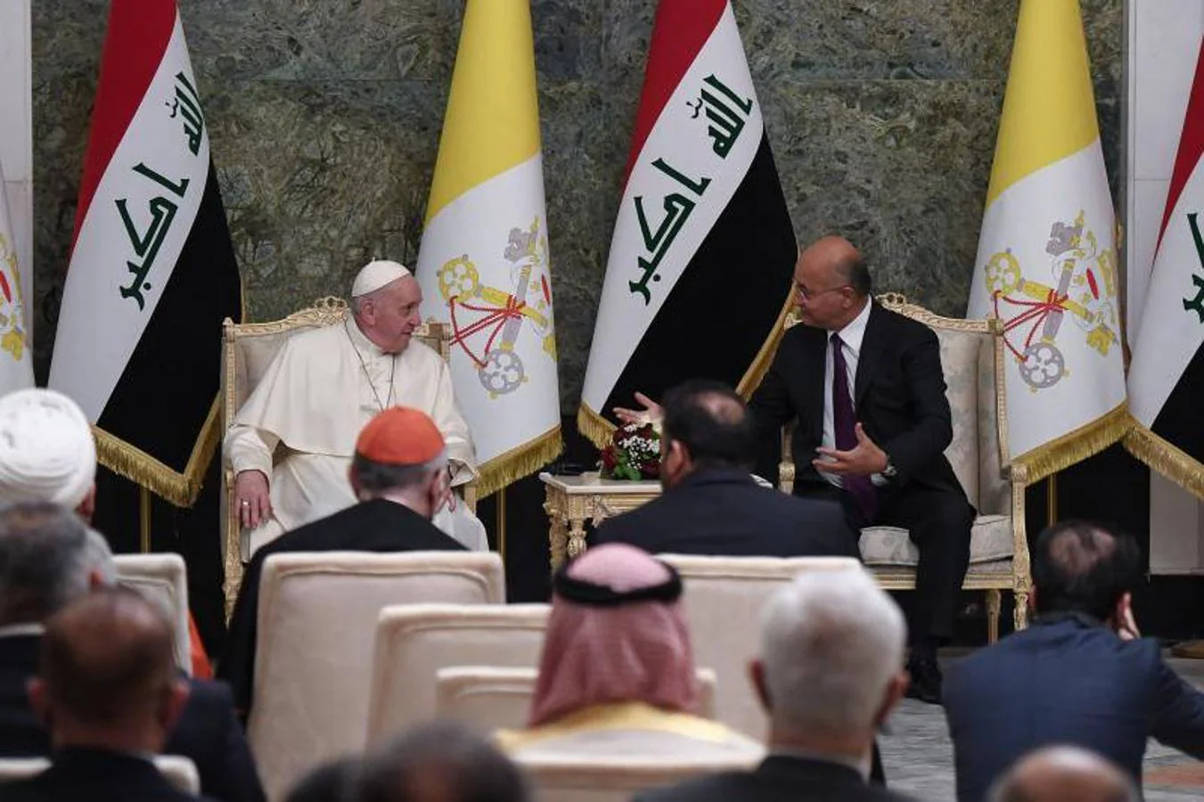 El Papa Francisco llegó este viernes a Irak y se reunió con el Presidente, Barham Salih, las autoridades, la sociedad civil y el cuerpo diplomático en el salón del palacio presidencial en Bagdad. 