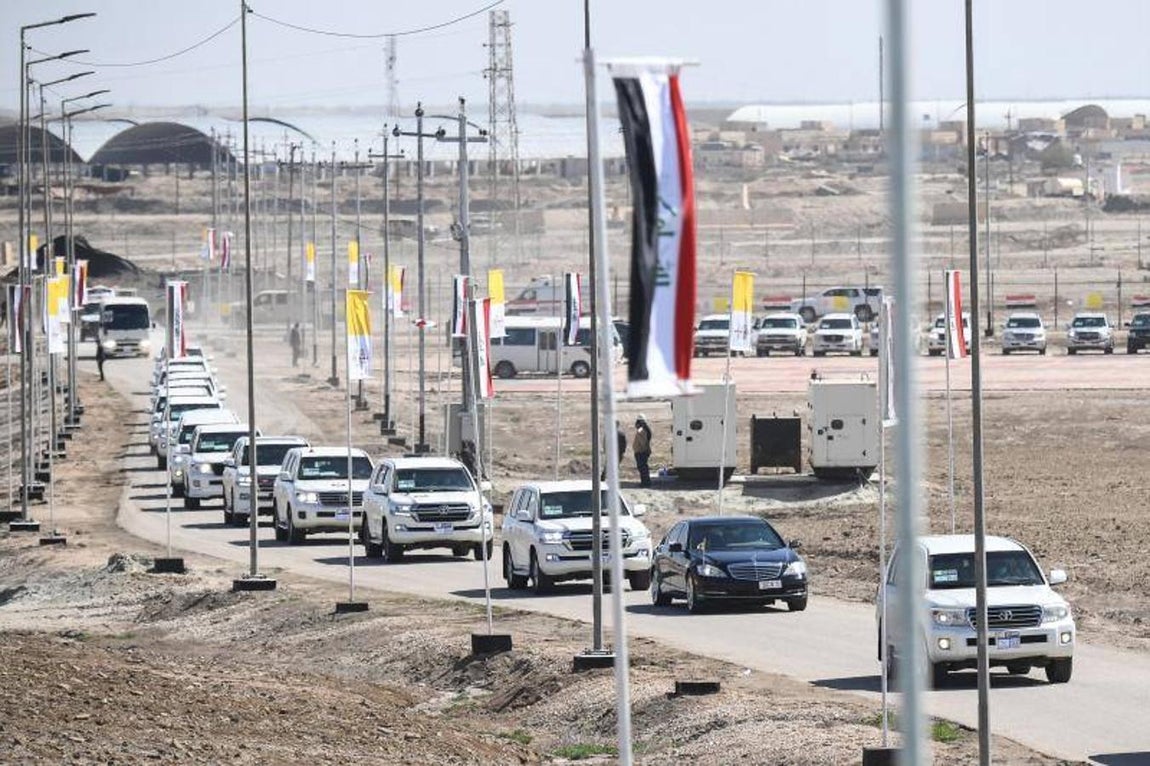 El Papa viaja junto a un gran equipo que vela por su seguridad y en esta imagen se pueden ver todos los coches que le acompañan al encuentro interreligioso en la llanura de Ur, Nassirya. 