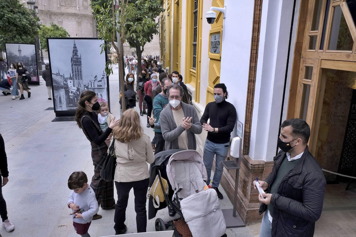 En imágenes, colas para ver los restos del hamán almohade descubiertos en el Bar Giralda