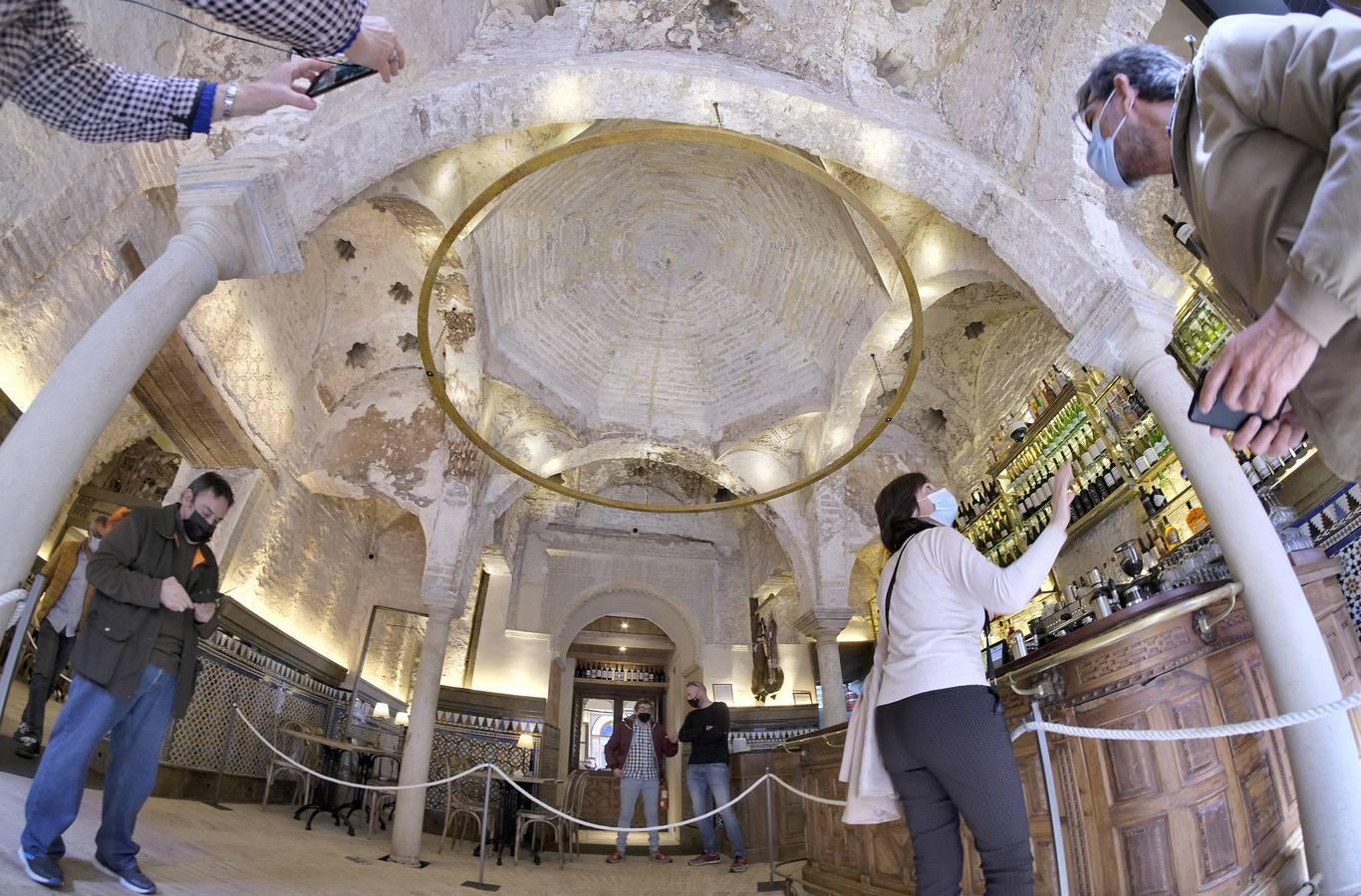 En imágenes, colas para ver los restos del hamán almohade descubiertos en el Bar Giralda