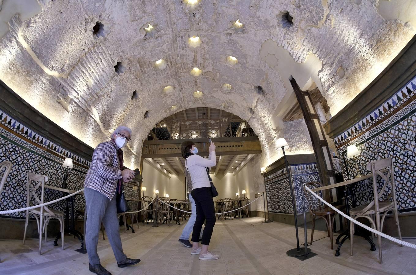 En imágenes, colas para ver los restos del hamán almohade descubiertos en el Bar Giralda