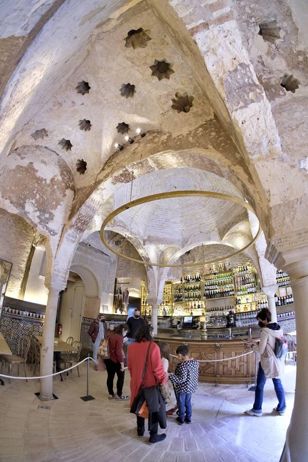 En imágenes, colas para ver los restos del hamán almohade descubiertos en el Bar Giralda