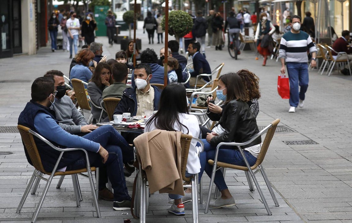 El primer sábado con comercios y bares abiertos hasta la 21:30 en Córdoba, en imágenes