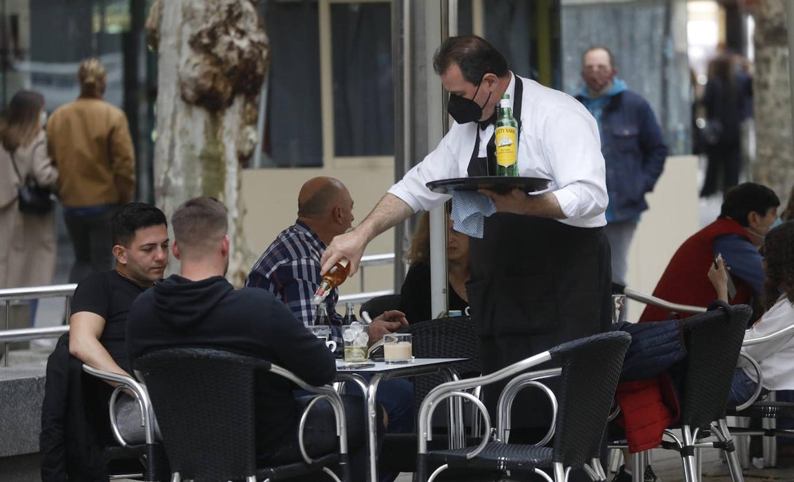 El primer sábado con comercios y bares abiertos hasta la 21:30 en Córdoba, en imágenes