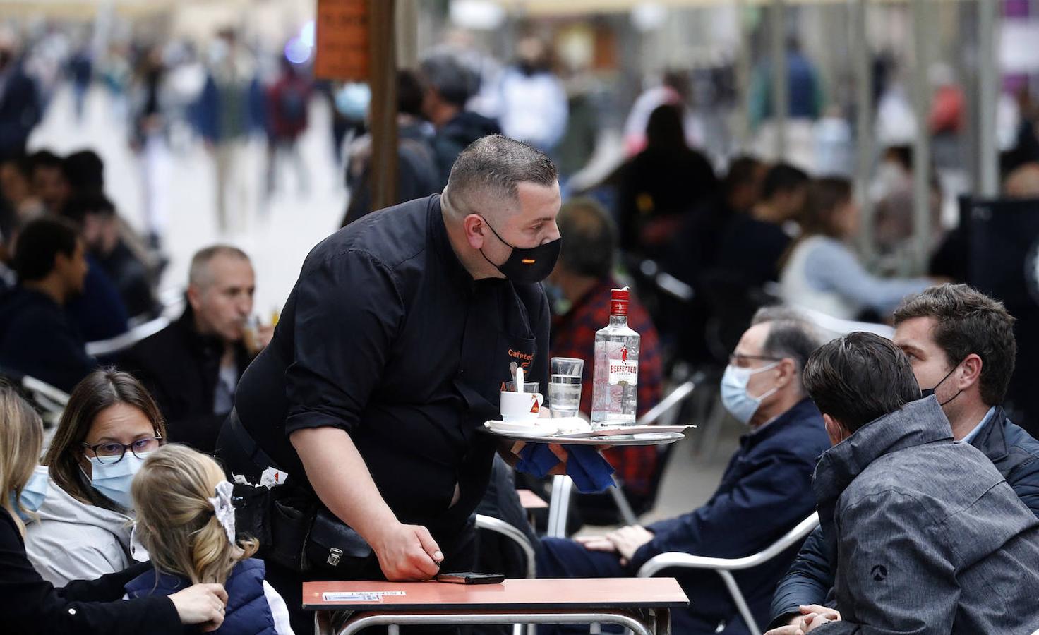 El primer sábado con comercios y bares abiertos hasta la 21:30 en Córdoba, en imágenes