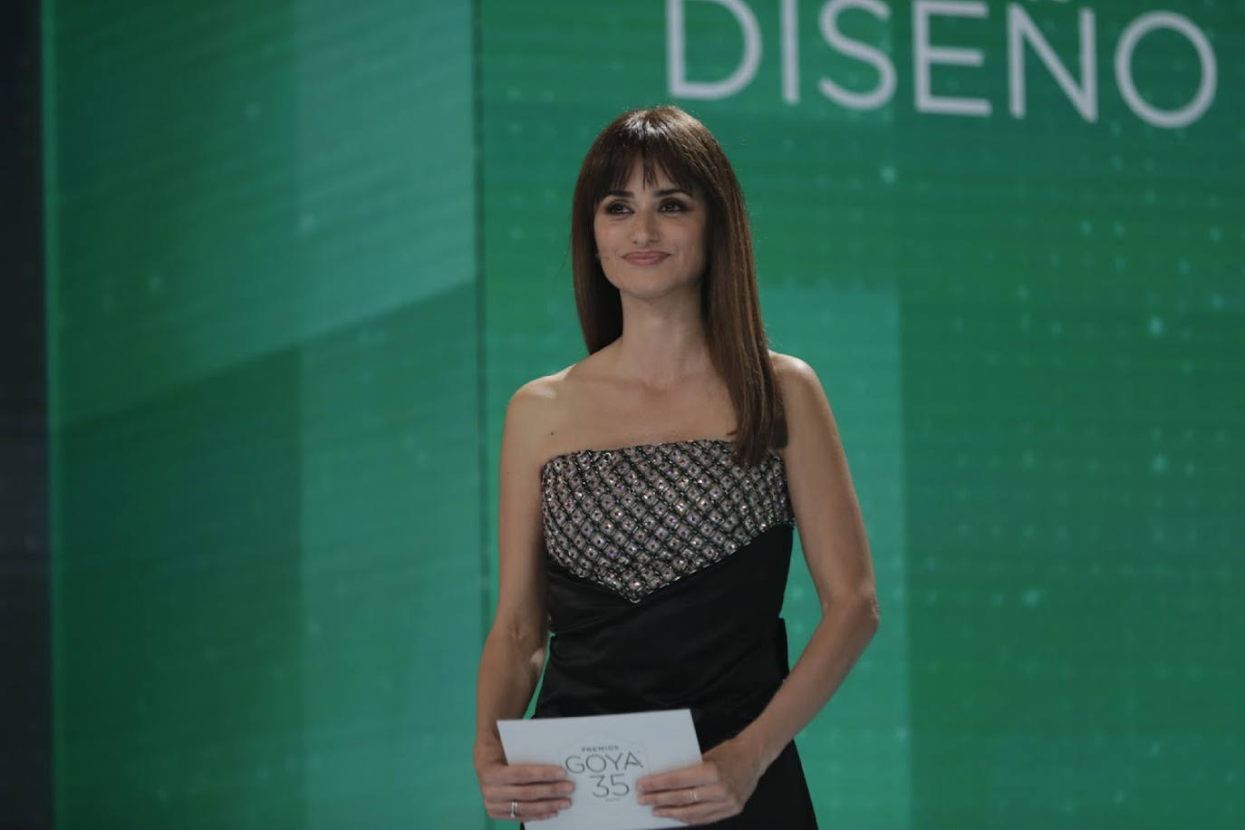 Penélope Cruz en los Premios Goya 2021. La actriz Penélope Cruz ha sorprendido con un nuevo look en la ceremonia de la 35º edición de los Premios Goya. La intérprete, que no ha posado en la alfombra roja, ha presentado un premio con melena lisa y flequillo, la tendencia que ha triunfado en los premios. En cuanto al maquillaje, Penélope Cruz ha optado por realzar los ojos con sombras marrones, lápiz negro y máscara de pestañas. En los labios, un tono rosa natural.