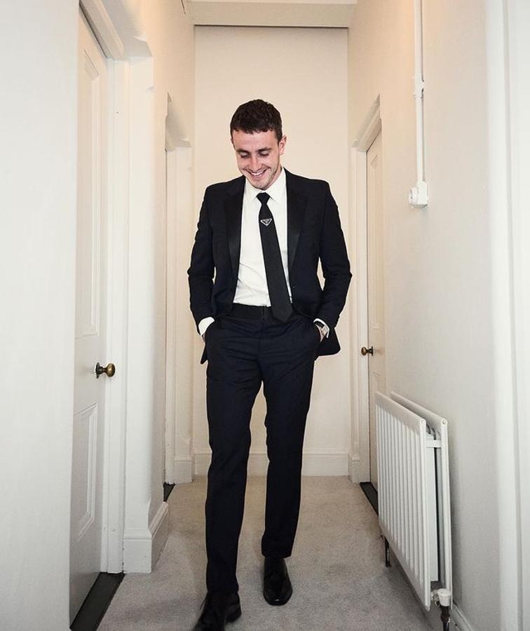 Paul Mescal – Los mejores looks masculinos de los Critics’ Choice Awards 2021. Elegante y sofisticado con un traje negro de acabado satinado firmado por Prada. Como único detalle, la corbata que incluía un broche con el logo de la firma.