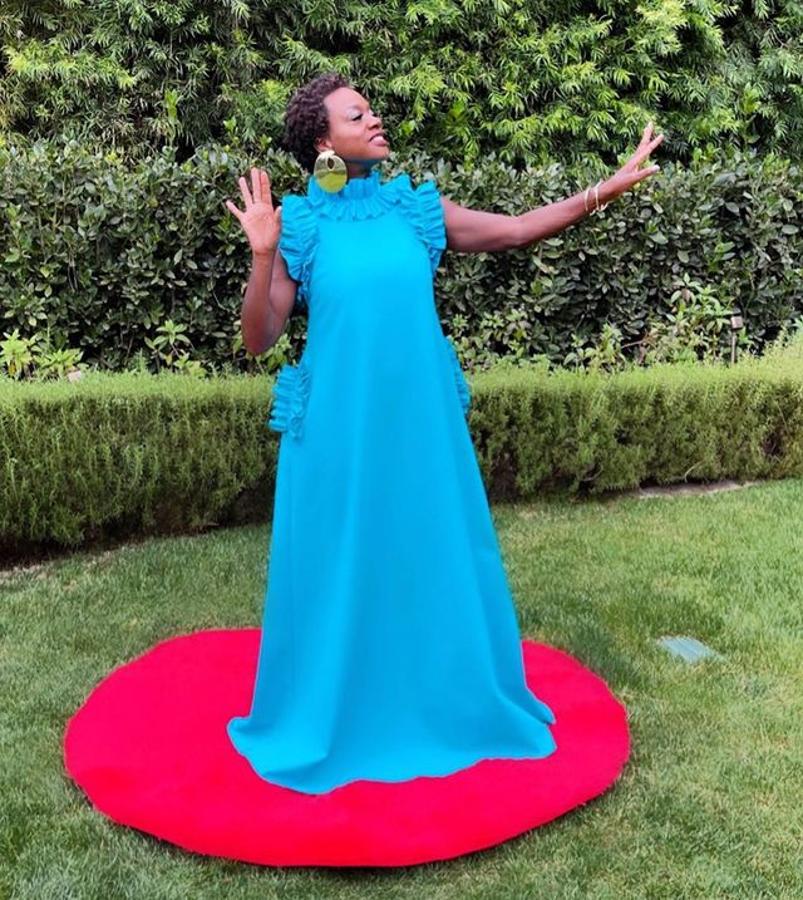 Viola Davis – Los mejores looks de los Critics’ Choice Awards 2021. Muy colorida con un diseño oversize azul celeste de la colección primavera/verano 2021 Greta Constantine que combinó con pendientes dorados de Lorraine West.