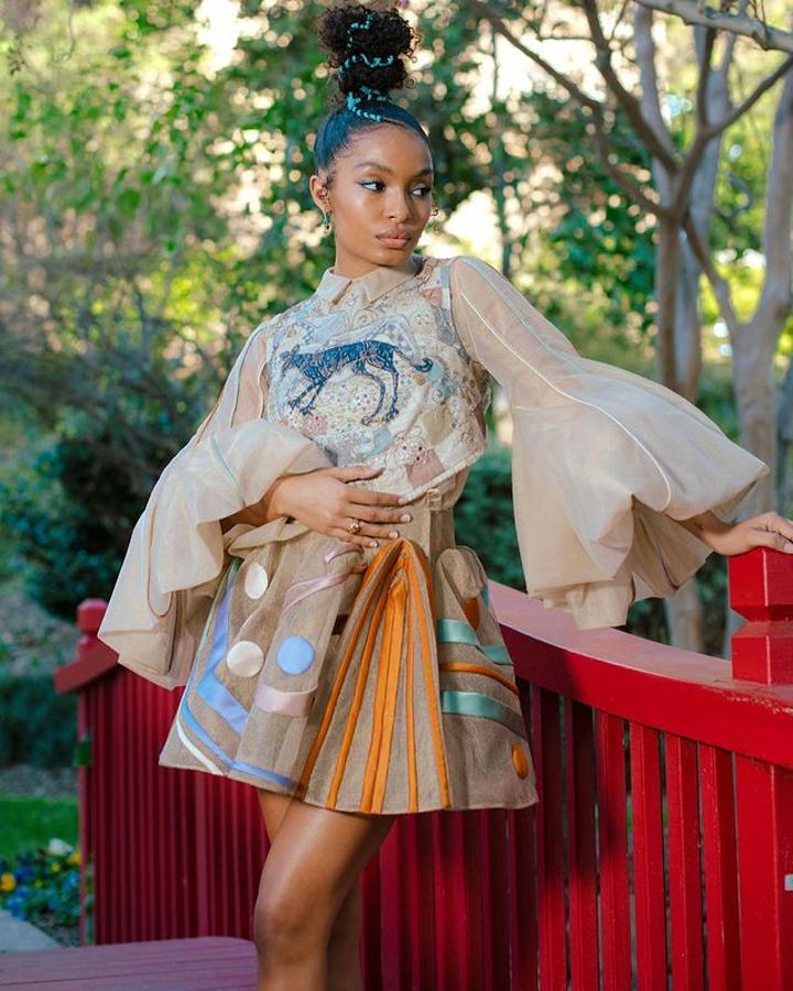 Yara Shahidi – Los mejores looks de los Critics’ Choice Awards 2021. Eligió un minivestido con volúmenes y mezcla de estampados de la colección primavera/verano 2021 de Dior con voluminosas mangas acampanadas y cuello bebé.