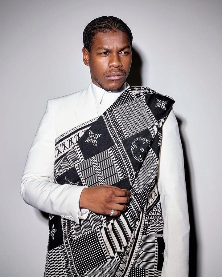 John Boyega – Los mejores looks masculinos de los Critics’ Choice Awards 2021. Uno de los estilismos más destacados de la noche con un traje blanco y pashmina bicolor colocada encima para hacerse con el protagonismo perteneciente a la colección otoño/invierno 2021 de Louis Vuitton.