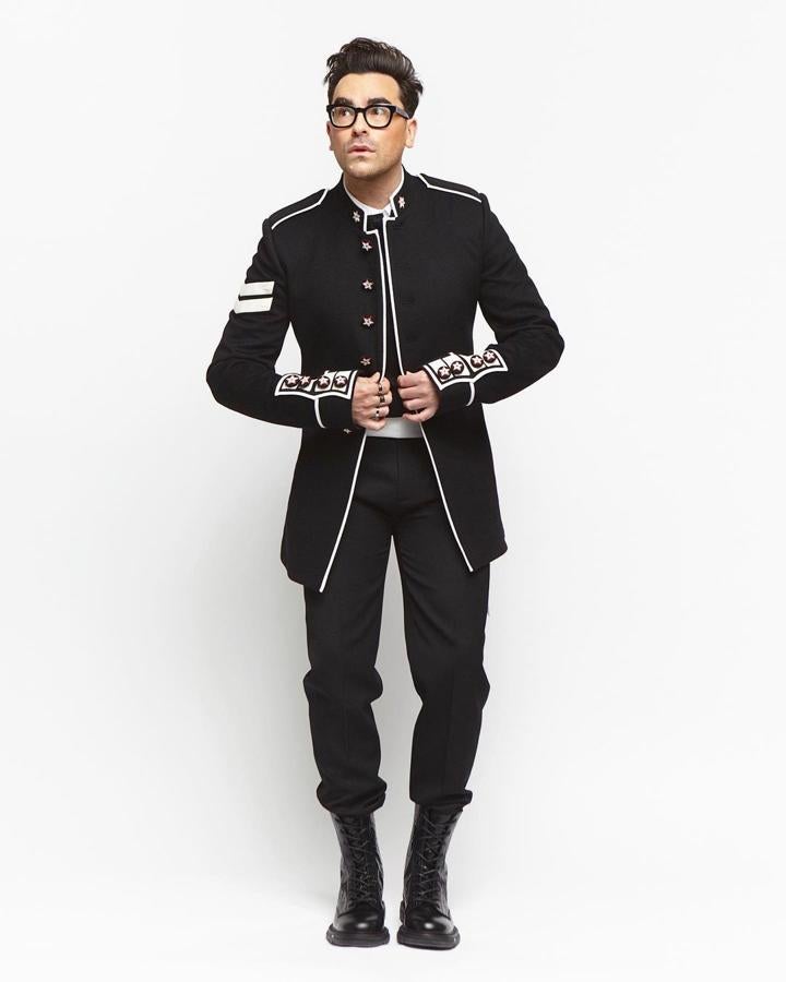 Dan Levy – Los mejores looks masculinos de los Critics’ Choice Awards 2021. Se decantó por un traje negro con bordados en blanco y aires militares de Dior que combinó con unos botines negros con algo de plataforma.