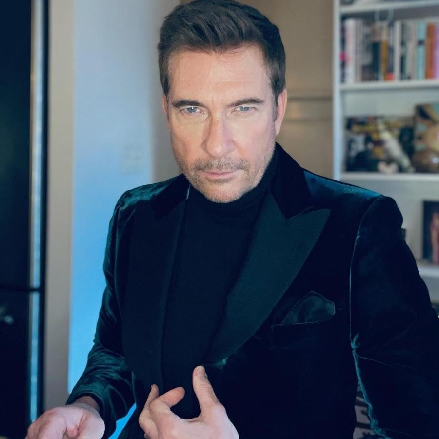 Dylan McDermott – Los mejores looks masculinos de los Critics’ Choice Awards 2021. Lució un esmoquin de terciopelo verde de corte clásico de Emporio Armani.