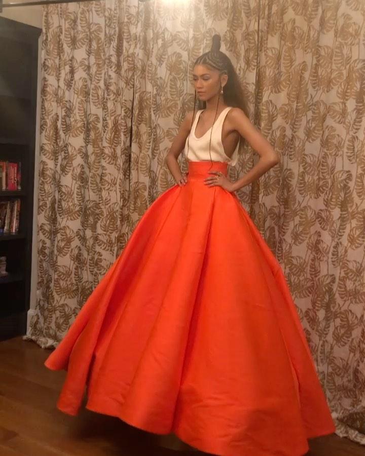 Zendaya – Los mejores looks de los Critics’ Choice Awards 2021. Eligió un voluminoso vestido bicolor de Valentino Haute Couture con acabado satinado al que añadió joyería de Bvlgari.