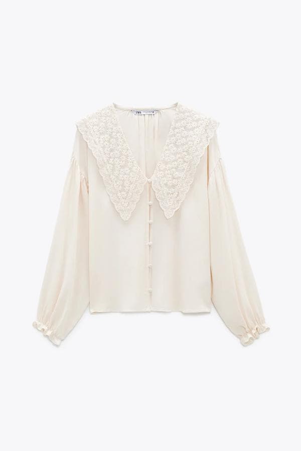 Blusa con cuello bordado, escote en pico y botones de Zara (25,95€)