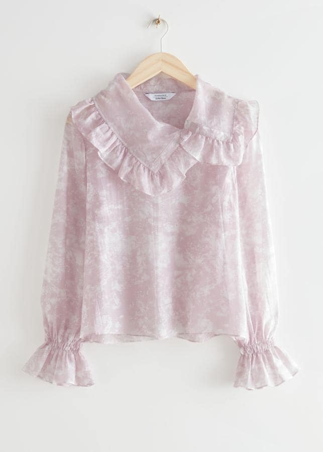 Camisa en tonos lilas con cuello XL de &amp; Other Stories (69€)