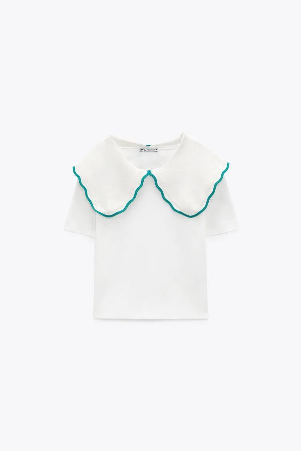 Camiseta con cuello combinado y contraste de Zara (15,95€)