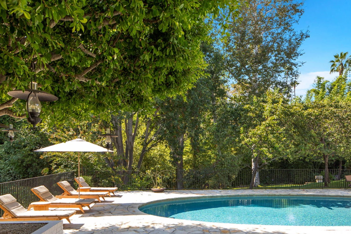 Así es la propiedad que vende Ellen DeGeneres. La pareja ya lanzó al mercado el pasado año dicha propiedad por 58 millones de dólares (48,6 millones de euros), pero aparentemente no encontraron comprador, ya que vuelve a estar en el mercado con una rebaja considerable, 53,5 millones de dólares (44,88 millones de euros), casi cuatro millones de euros menos.