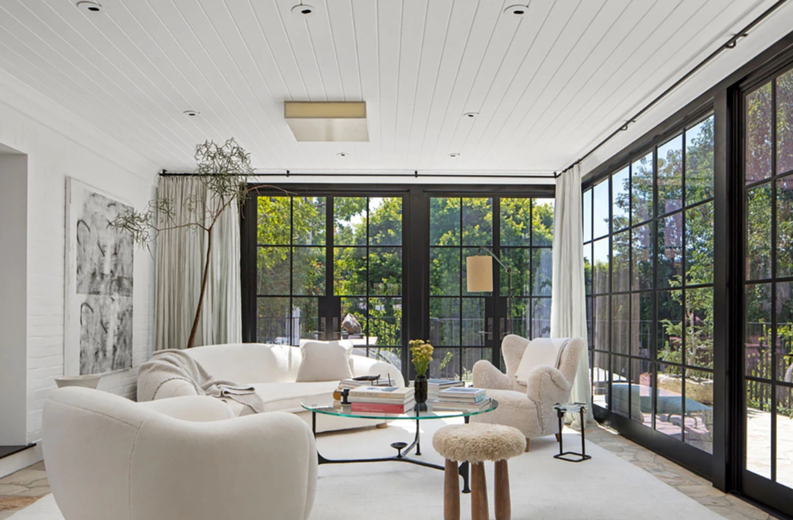 Así es la propiedad que vende Ellen DeGeneres. La mansión, situada en Beverly Hills, California, en un terreno de poco más de un acre, ha pasado por diferentes manos desde 2008, como el icono del tenis Pete Sampras, el co-creador de Will &amp; Grace, Max Mutchnick y el abogado de entretenimiento Erik Hyman.