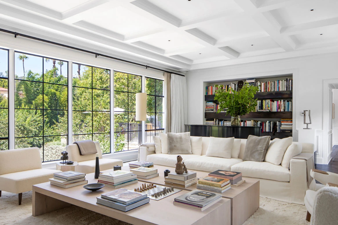 Así es la propiedad que vende Ellen DeGeneres. Nada más entrar en la vivienda hay un vestíbulo de doble altura con las paredes en blanco y suelos de madera en color oscuro. A continuación, está la sala de estar, de hasta 15 metros de largo, en la que destacan sus ventanas de con molduras de acero y su chimenea.