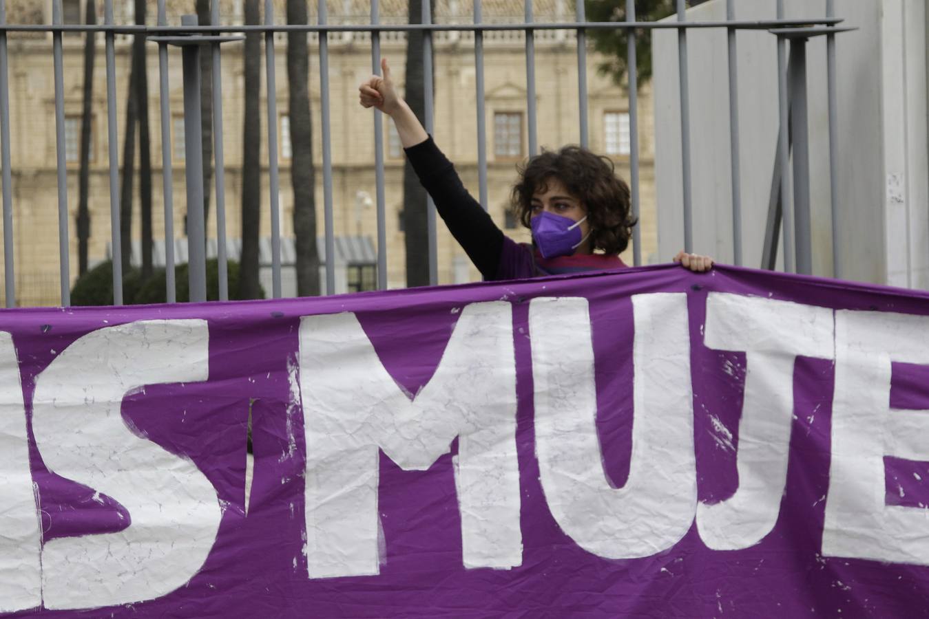 Manifestación por el 8M a las puertas del Parlamento andaluz