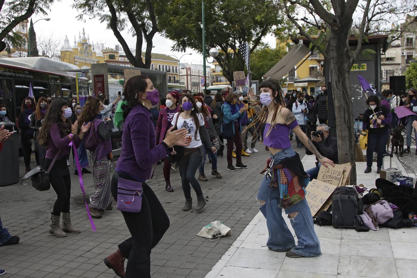 Manifestación por el 8M a las puertas del Parlamento andaluz