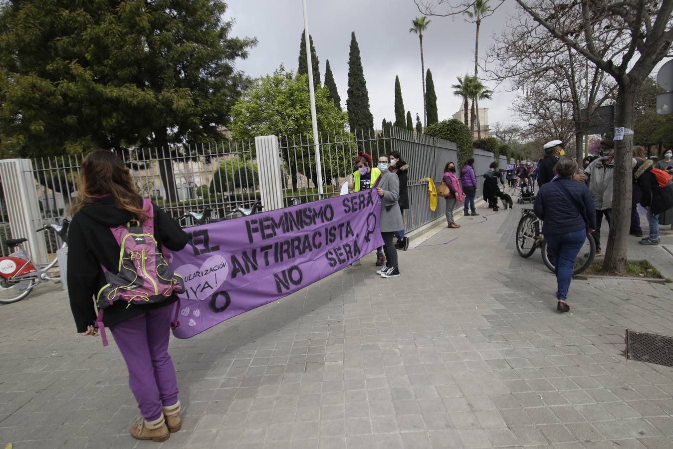 Manifestación por el 8M a las puertas del Parlamento andaluz