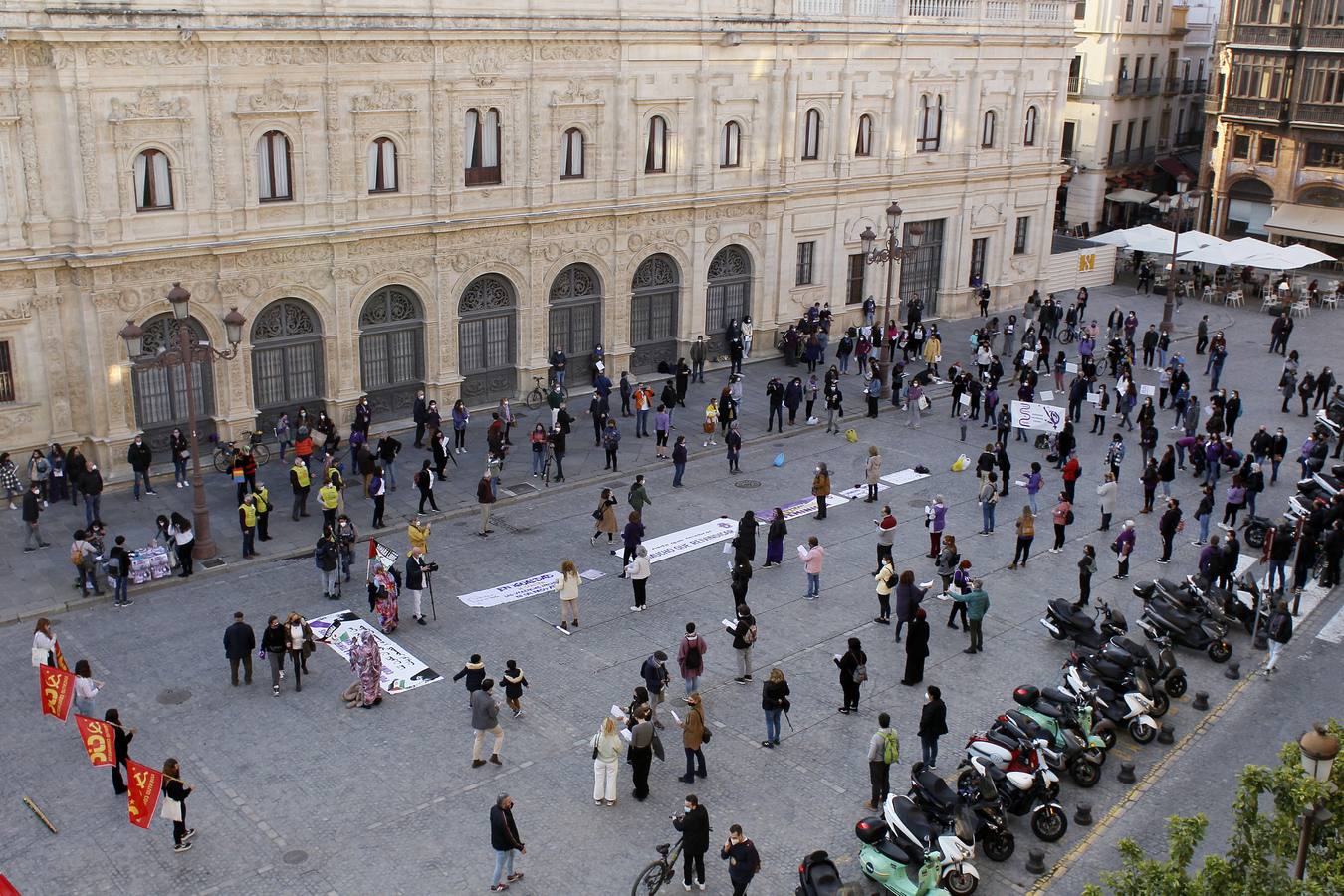 El Movimiento Feminista de Sevilla concentra a unas 300 personas en la plaza de San Francisco por el 8-M