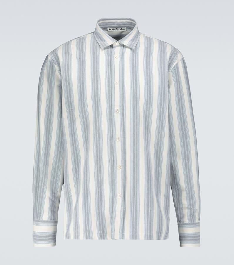 Camisa de manga larga con estampado de rayas, de ACNE Studios. Confeccionada con mezcla de algodón, esta camisa en gris y blanco presenta detalles metalizados en tono dorado, rayas en toda su extensión y un clásico frente abotonado. Perfecta para lucir con vaqueros o chinos. Precio: 290€.
