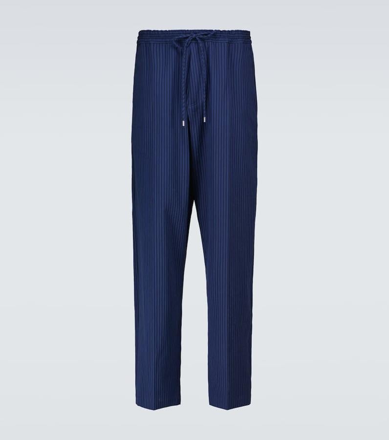Pantalones acordonados de algodón, de Lanvin. La inspiración pijama sigue a la orden del día, y para todos aquellos que busquen un estilismo llamativo a la par que elegante este modelo es la solución. Su corte fluido y tejido confortable los hace adecuados tanto para looks de día como de noche. Precio: 650€.