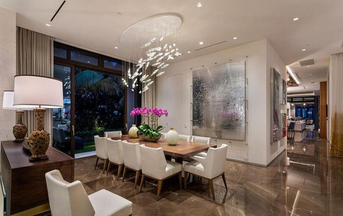 Así es la mansión más cara de Florida. Los espacios son semiabiertos, con algunas estancias independientes y otras que por el contrario carecen de paredes.