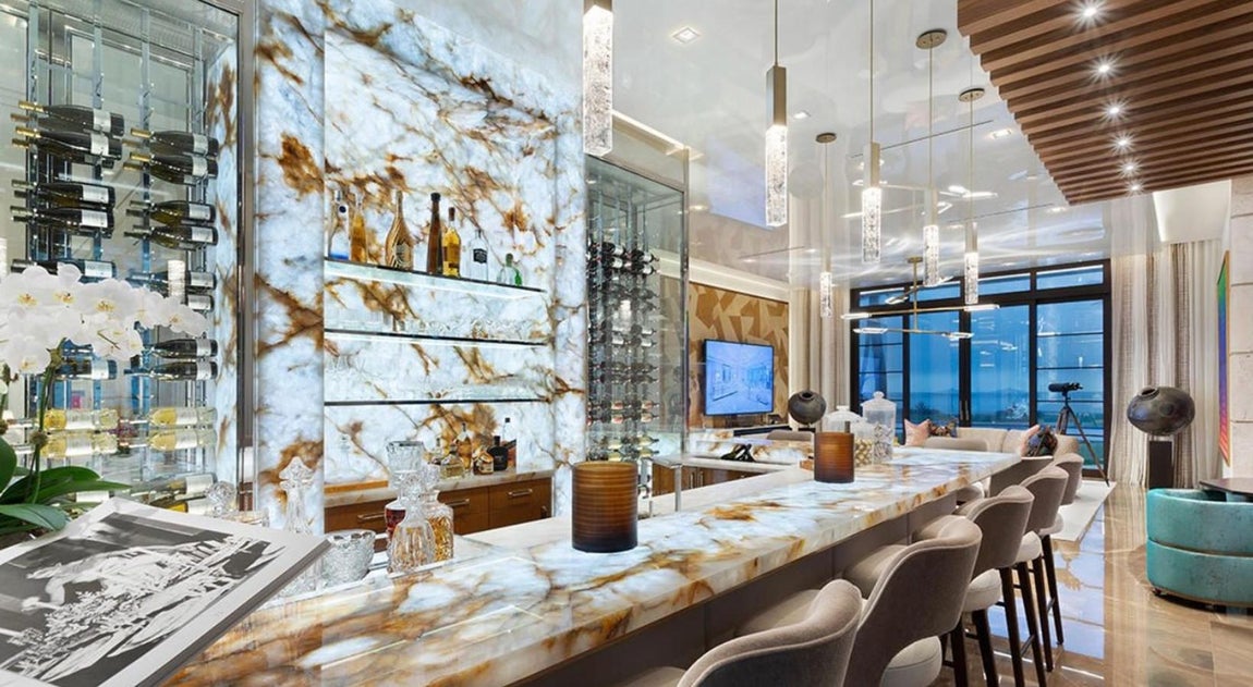 Así es la mansión más cara de Florida. Está pensada para que se celebren todo tipo de eventos en su interior, por eso encontramos diversas barras de bar además de varios cenadores y porches.