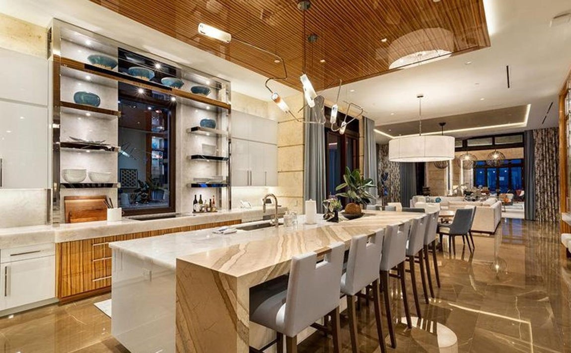 Así es la mansión más cara de Florida. Incluso la cocina de diseño y completamente equipada destila lujo.