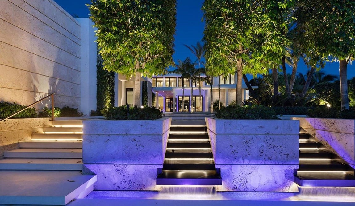 Así es la mansión más cara de Florida. Posee una superficie de 1957 metros cuadrados y además de estar en un barrio privilegiado y rodeada de múltiples jardines, posee acceso directo a una playa privada con 150 metros de costa.