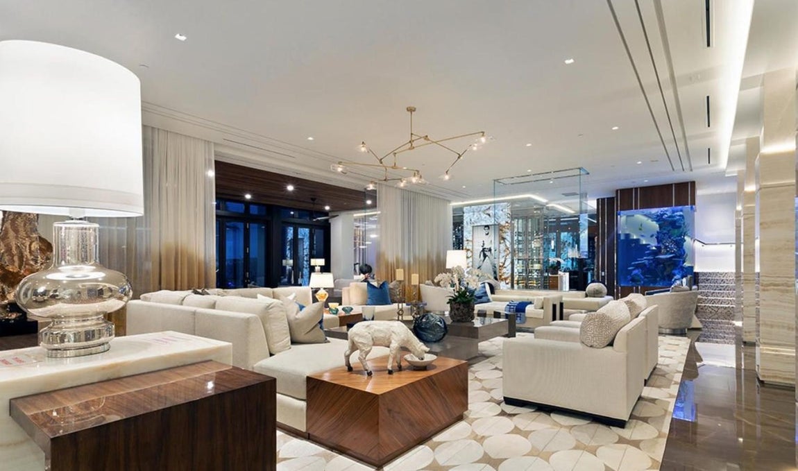 Así es la mansión más cara de Florida. Cuenta también con un gimnasio, biblioteca, sala de cine, otra de juegos y varias barras de bar repartidas en diferentes rincones de la casa.