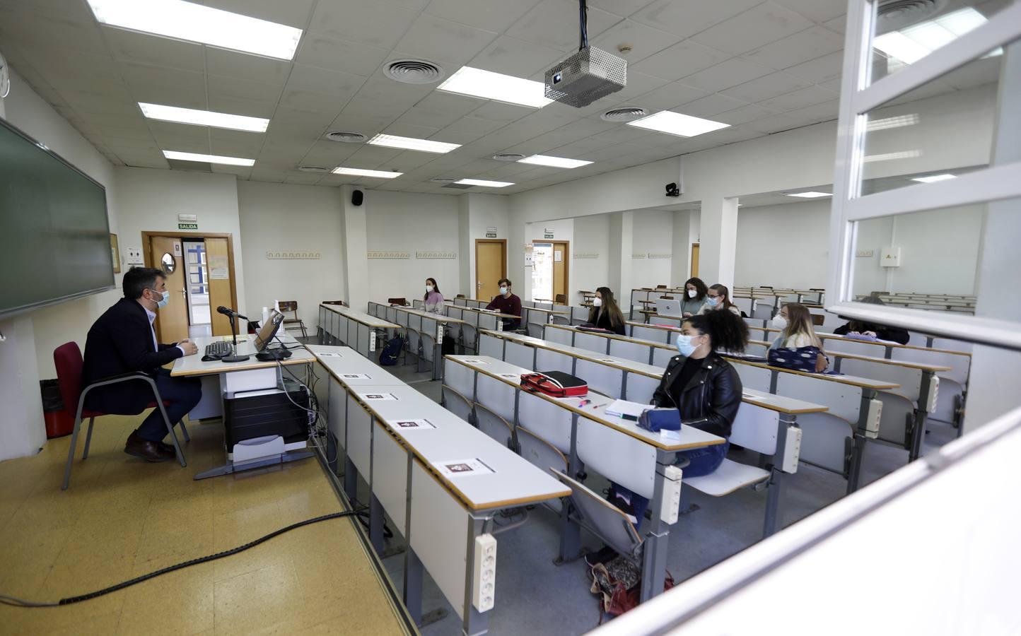 La universidad vuelve a las clases en Córdoba, en imágenes