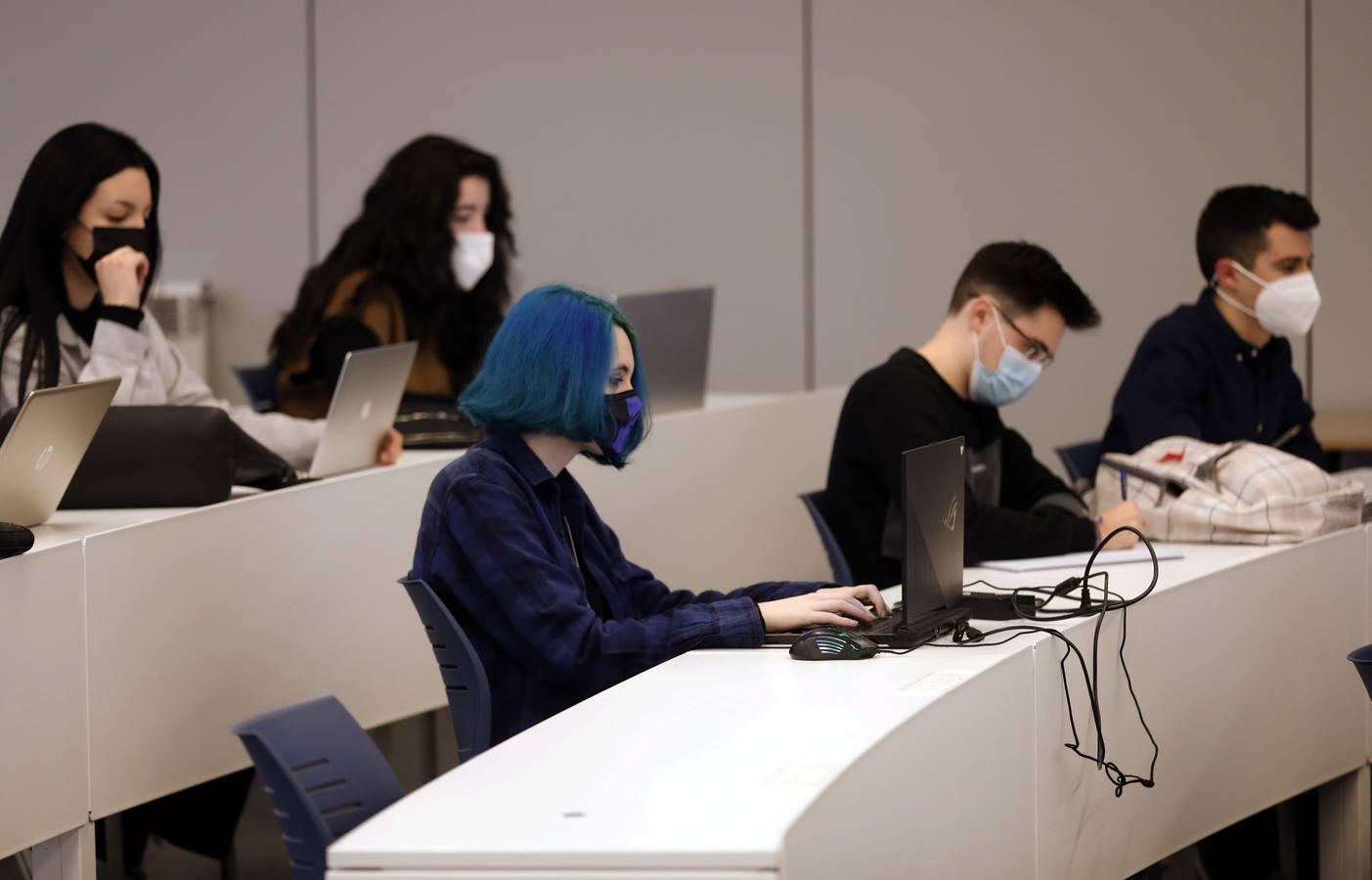 La universidad vuelve a las clases en Córdoba, en imágenes