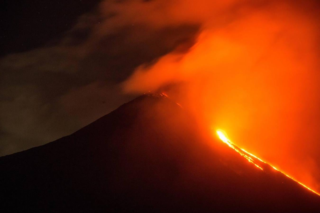 El volcán comenzó su nueva erupción durante la mañana del viernes pasado. 