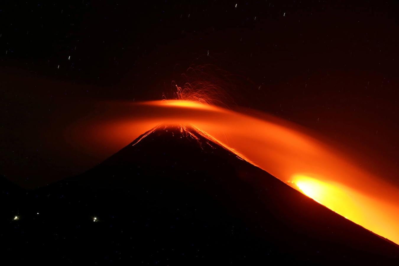 El volcán está situado a unos 50 kilómetros al suroeste de Ciudad de Guatemala. 