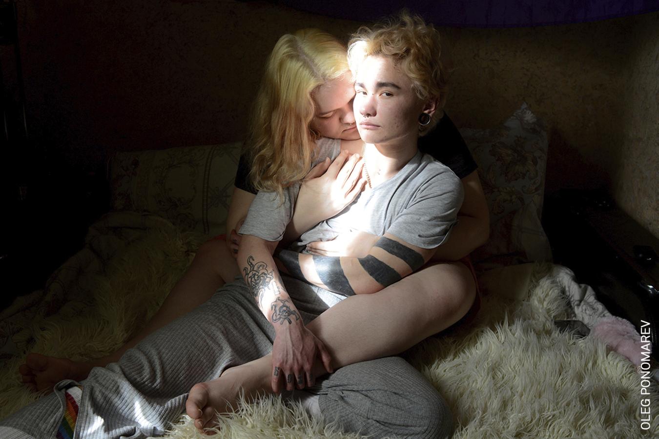 (Imagen nominada a 'Mejor fotografía del año') Ignat, un hombre transgénero, se sienta con su novia María en San Petersburgo. 