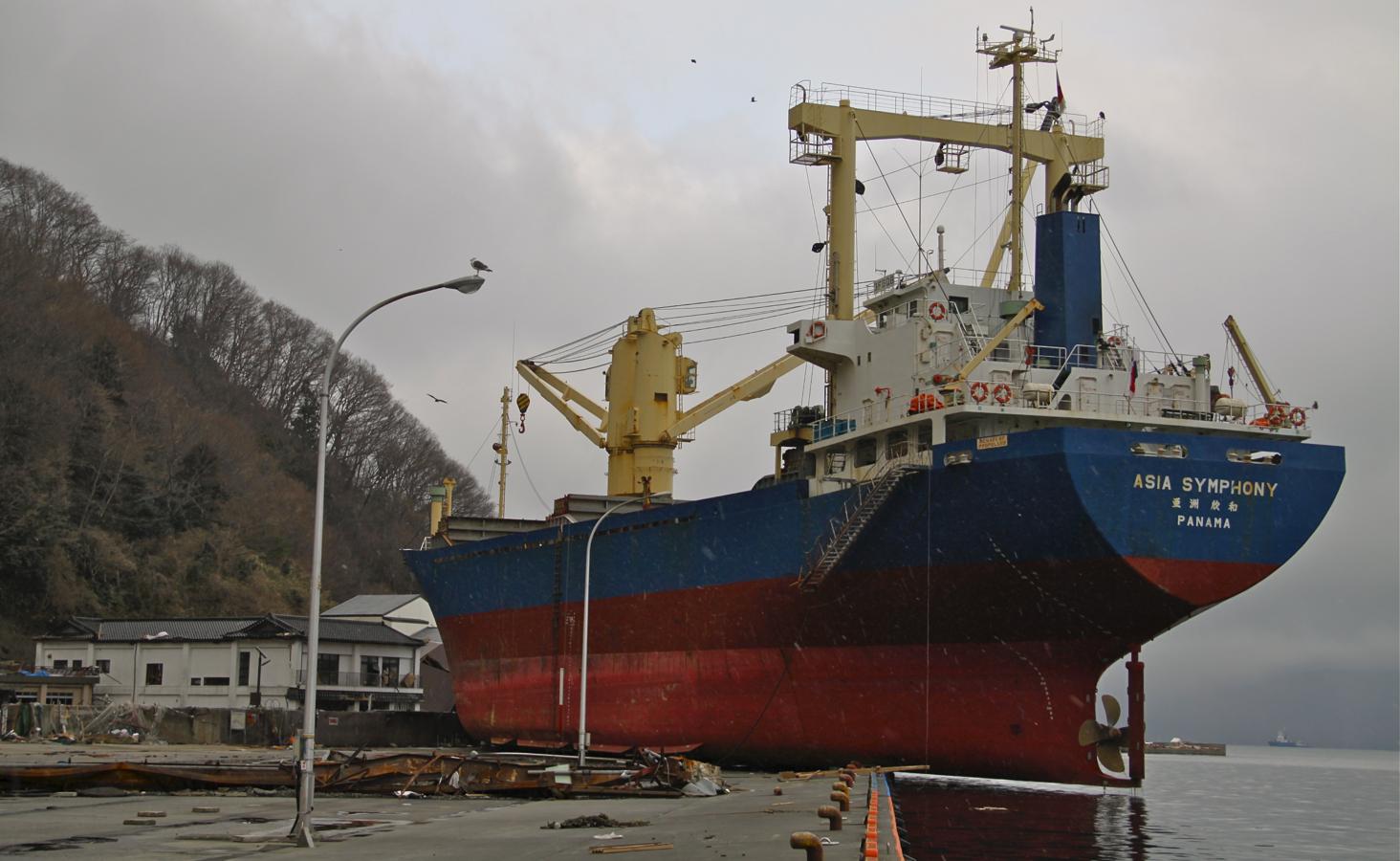 Con olas de hasta 40 metros, el tsunami arrastró todo lo que encontró a su paso en cientos de kilómetros y sacó a los barcos del mar, como el carguero 'Asia Symphony', de 175.000 toneladas, varado sobre el muelle del puerto de Kamaishi, en la prefectura de Iwate. 